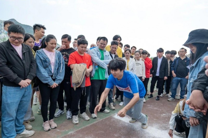 Cuộc thi nhảy xa tại HPRT Games.png